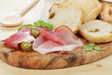 ciabatta oliven brötchen mit rohem Schinken