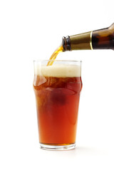 Birra rossa e bottiglia