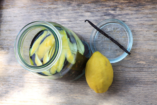 Ansatzlik&ouml;r aus Jostabeeren und Wodka