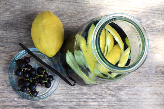 Ansatzlik&ouml;r aus Jostabeeren und Wodka