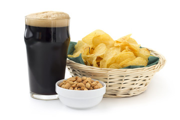 BIRRA SCURA CON ARACHIDI E CHIPS