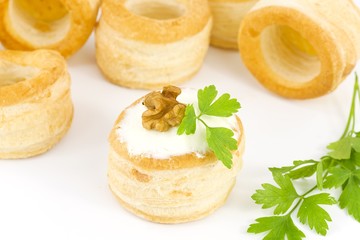 vol-au vent con formaggio cremoso e noci