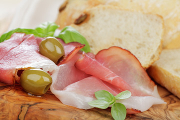 Ciabatta oliven brötchen mit rohem Schinken