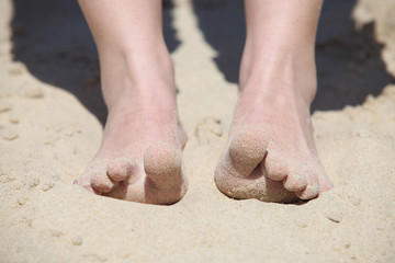 Obraz na płótnie Canvas Feet kopanie w piasku