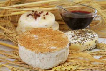 trios de fromages sur paille