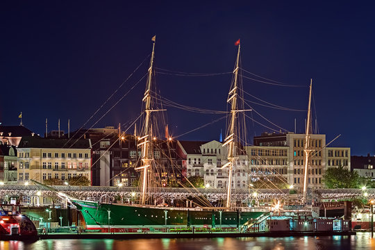 Rickmer Rickmers in Hamburg bei Nacht
