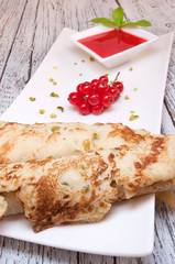 Eierkuchen mit Johannisbeeren