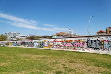 Mur et pelouse verte. Berlin.