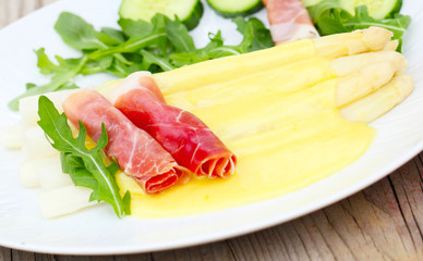 Spargel und Schinkenröllchen