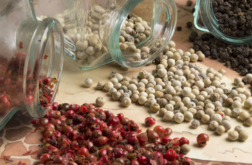 Pepe rosa, bianco e nero nei loro contenitori di vetro