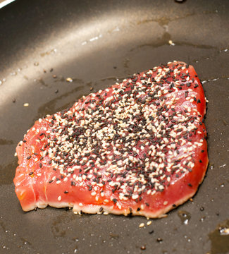 Cutted Tuna Steak with vlack and whitw sesam,