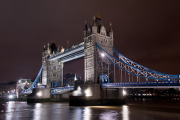 Obraz premium Tower Bridge illuminato