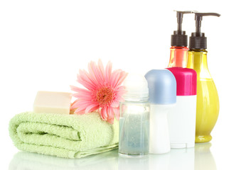 Obraz na płótnie Canvas kosmetyki butelki z ręczników i kwiaty samodzielnie na białym tle