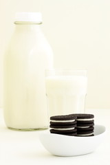 fresh milk and chocolate cookies