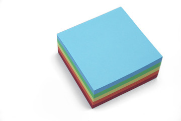 blocco di fogli di carta colorata per appunti_sfondo bianco