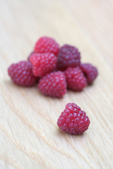 lamponi rossi su tavola di legno