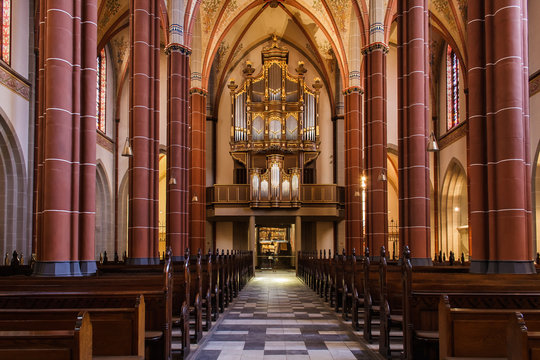 Kirchenschiff mit Orgel