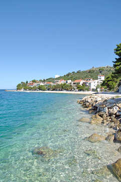 Strand im Urlaubs-und Fischerort Bratus in Dalmatien