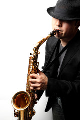Obraz na płótnie Canvas Człowiek gra na saksofonie