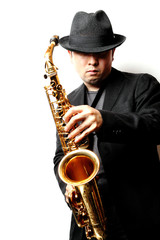 サックスを演奏する男性