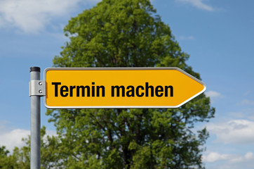Fototapeta premium Pfeil mit Baum TERMIN MACHEN