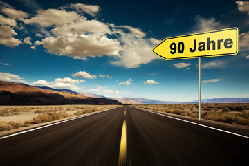 90 Jahre, Hinweisschild