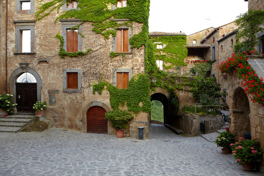 Fototapeta Narrow Alley With Old Buildings In Italian City