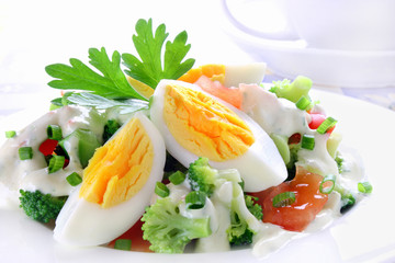 Salad with broccoli, tomato, egg and garlic sauce
