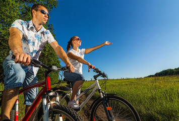 Fototapeta na wymiar Szczęśliwa para na rowerach