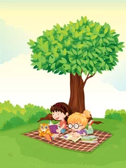Fotobehang een jongen en een meisje studeren onder de boom. © GraphicsRF