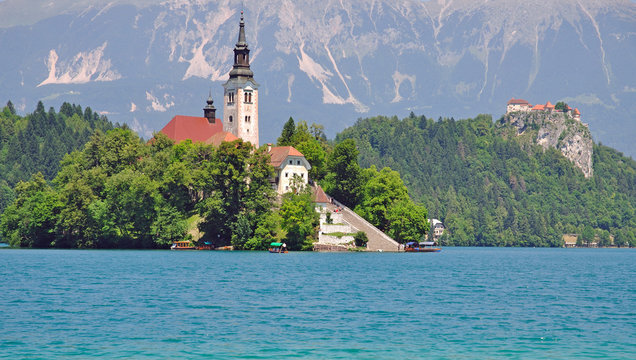 die ber&uuml;hmte Seeinsel mit Marienkirche im Bleder See