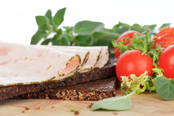 Bierschinken mit Bärlauch auf Schwarzbrot