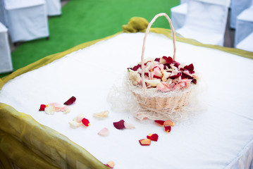 Корзина с лепестками роз