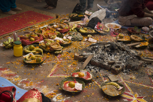 Offrandes lors d'une cérémonie hindouiste de préparation au m