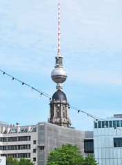 Berliner Fernsehturm mit Stadthaus © Anna Reich