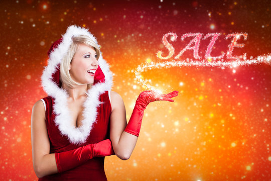 Weihnachtsfrau mit magischem Sale-Sternchenlicht