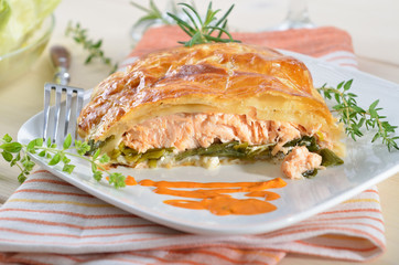 Lachsfilet auf Lauchgemüse im Blätterteig gebacken