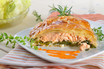 Lachsfilet auf Lauchgemüse im Blätterteig gebacken