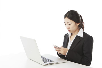 スマートフォンを操作する女性