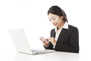 スマートフォンを操作する女性