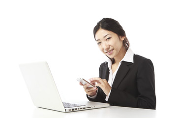 スマートフォンを操作する女性