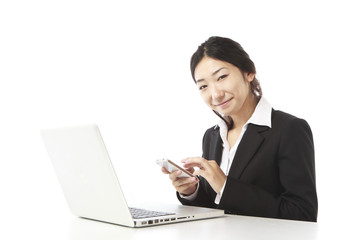 スマートフォンを操作する女性