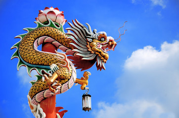 Fototapeta na wymiar Chiński smok na niebie