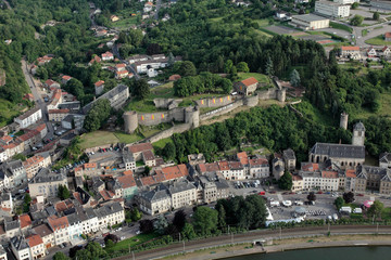 Fototapeta premium Château de Sierck-les-Bains vue du ciel, Moselle (57)