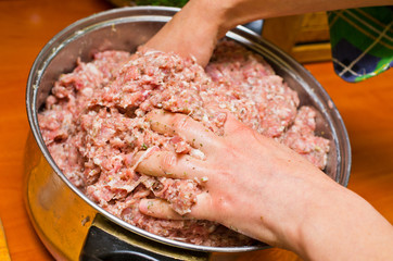 Mixing minced meat