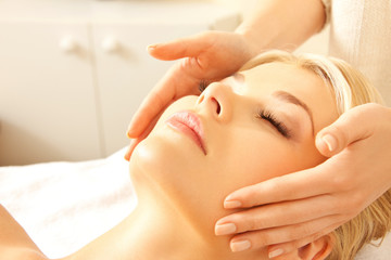 Fototapeta na wymiar beautiful woman in massage salon
