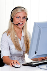 Frau mit Headset und Computer bei Hotline