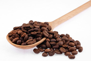 Obraz premium Wooden spoon with coffee beans