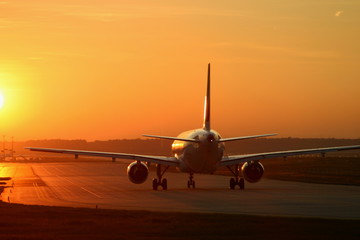 Fototapeta na wymiar Samoloty o zachodzie słońca