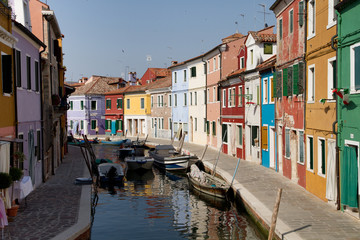 Fototapeta na wymiar Kolorowe domy na kanał, Burano, Wenecja